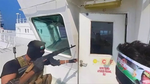  القوات البحرية اليمنية تحتجز سفينة إسرائيلية في أعماق البحر الأحمر 346323611